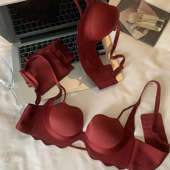 Női fehérnemű készlet - 3/4-es kosár, formázott kosár vékony felső résszel és vastag alsó résszel, fő anyag nylon, bélés spandex, rögzített dupla vállpántok