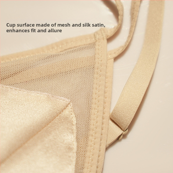 Σουτιέν από μετάξι με τρίγωνικά cups, χωρίς μεταλλικό στηρίγμα, 3/4 cup με λεπτό διαμορφωμένο σχήμα, σταθερές διπλές τιράντες, πίσω κούμπωμα με τρεις σειρές αγκιστριών