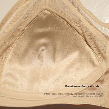 Σουτιέν από μετάξι με τρίγωνικά cups, χωρίς μεταλλικό στηρίγμα, 3/4 cup με λεπτό διαμορφωμένο σχήμα, σταθερές διπλές τιράντες, πίσω κούμπωμα με τρεις σειρές αγκιστριών