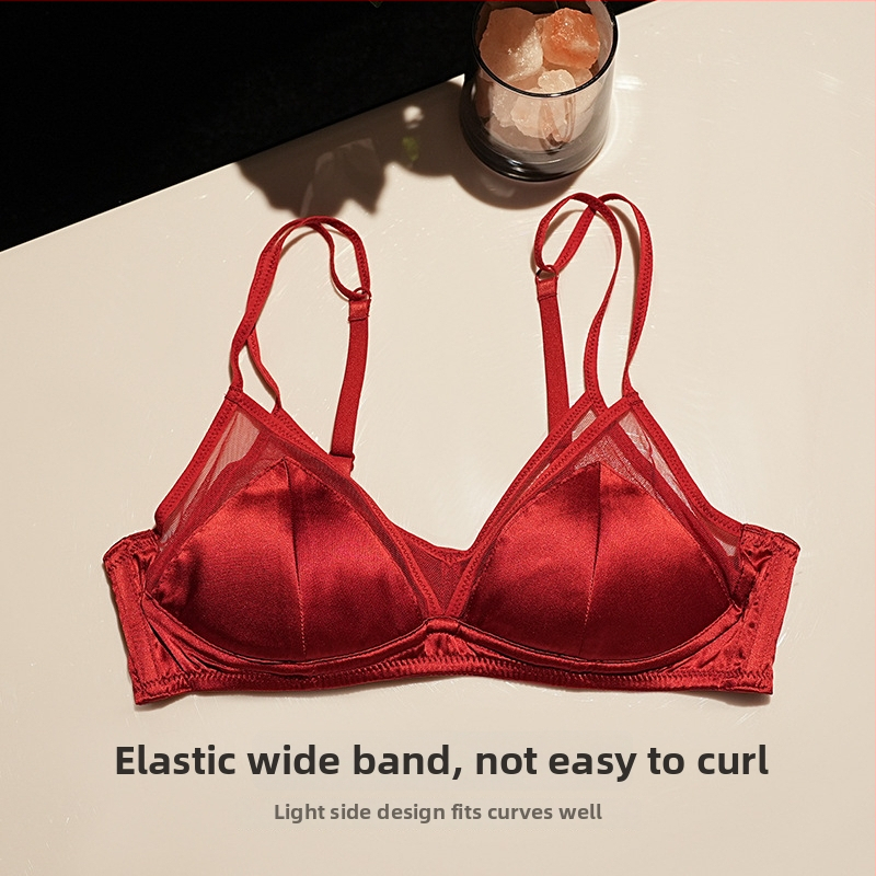 Podprsenka z hodvábu s trojuholníkovými košíčkami, bez kovových výstuží, 3/4 košíčky s tenkou formovanou výstelkou, pevné dvojité ramienka, zadné zapínanie s tromi radmi háčikov