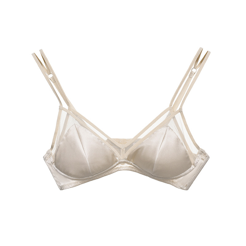 Σουτιέν από μετάξι με τρίγωνικά cups, χωρίς μεταλλικό στηρίγμα, 3/4 cup με λεπτό διαμορφωμένο σχήμα, σταθερές διπλές τιράντες, πίσω κούμπωμα με τρεις σειρές αγκιστριών