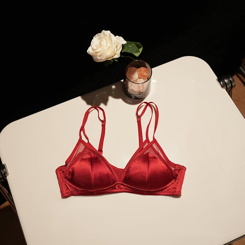 Σουτιέν από μετάξι με τρίγωνικά cups, χωρίς μεταλλικό στηρίγμα, 3/4 cup με λεπτό διαμορφωμένο σχήμα, σταθερές διπλές τιράντες, πίσω κούμπωμα με τρεις σειρές αγκιστριών