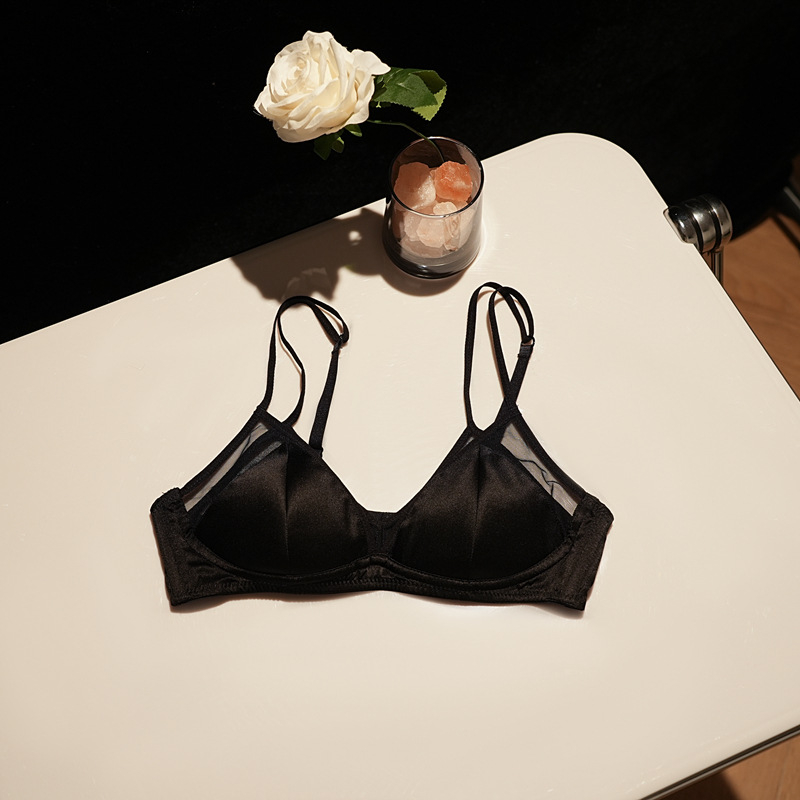 Σουτιέν από μετάξι με τρίγωνικά cups, χωρίς μεταλλικό στηρίγμα, 3/4 cup με λεπτό διαμορφωμένο σχήμα, σταθερές διπλές τιράντες, πίσω κούμπωμα με τρεις σειρές αγκιστριών