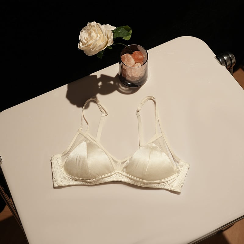Σουτιέν από μετάξι με τρίγωνικά cups, χωρίς μεταλλικό στηρίγμα, 3/4 cup με λεπτό διαμορφωμένο σχήμα, σταθερές διπλές τιράντες, πίσω κούμπωμα με τρεις σειρές αγκιστριών