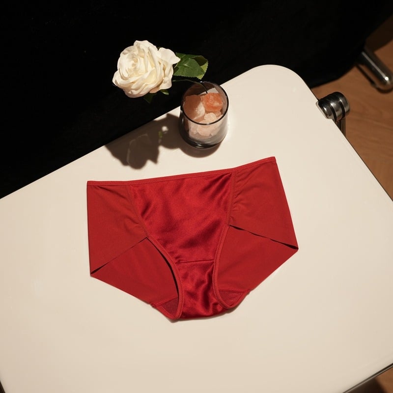 Σουτιέν από μετάξι με τρίγωνικά cups, χωρίς μεταλλικό στηρίγμα, 3/4 cup με λεπτό διαμορφωμένο σχήμα, σταθερές διπλές τιράντες, πίσω κούμπωμα με τρεις σειρές αγκιστριών