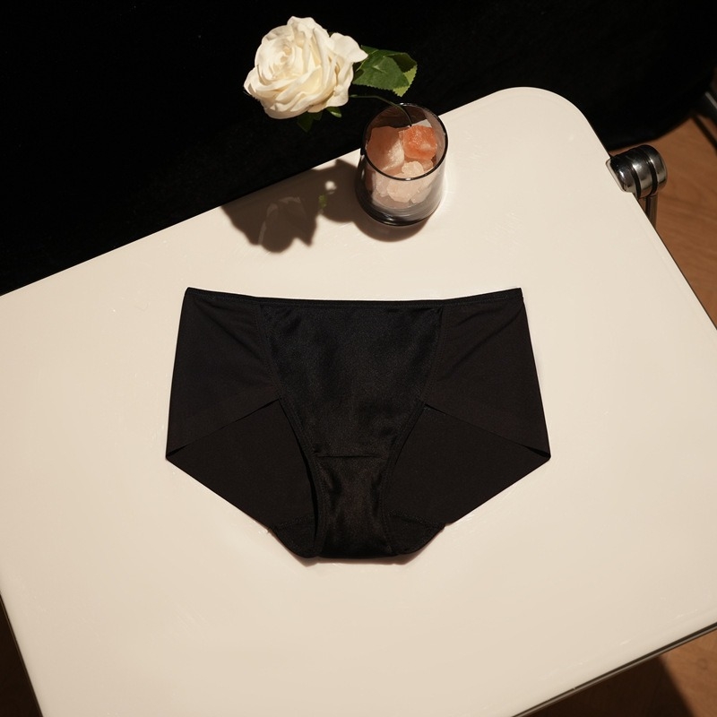 Σουτιέν από μετάξι με τρίγωνικά cups, χωρίς μεταλλικό στηρίγμα, 3/4 cup με λεπτό διαμορφωμένο σχήμα, σταθερές διπλές τιράντες, πίσω κούμπωμα με τρεις σειρές αγκιστριών