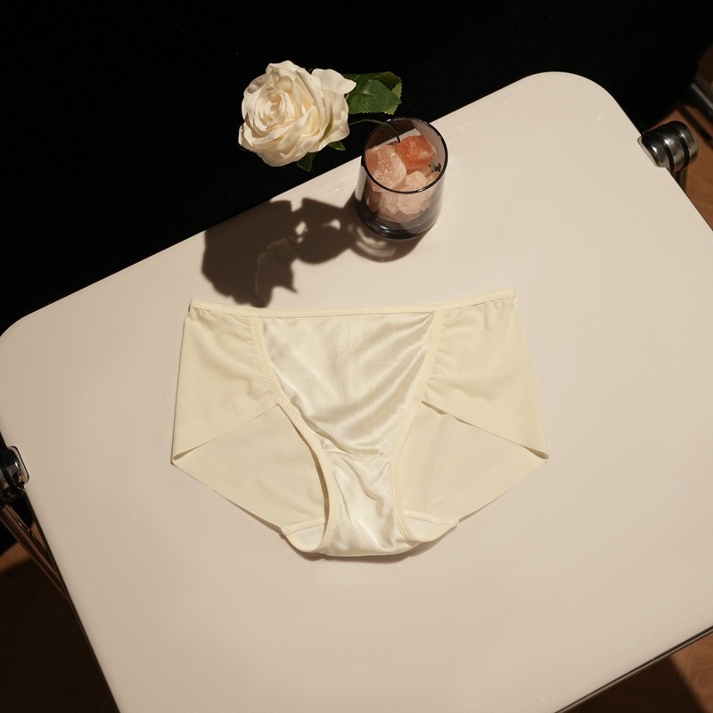 Σουτιέν από μετάξι με τρίγωνικά cups, χωρίς μεταλλικό στηρίγμα, 3/4 cup με λεπτό διαμορφωμένο σχήμα, σταθερές διπλές τιράντες, πίσω κούμπωμα με τρεις σειρές αγκιστριών