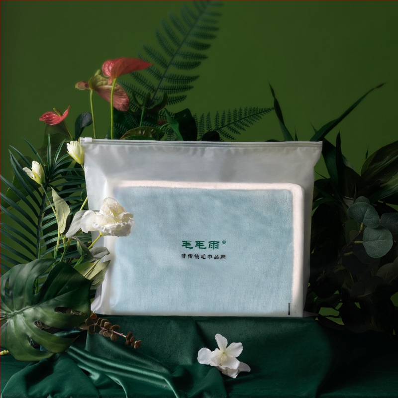 Διπλής όψεως κουβέρτα από βελούδο κοραλλιού με δυνατότητα λογότυπου; πολυεστερικά ινίδια; βάρος 0,38–2,1 kg; κατάλληλη για άνοιξη και φθινόπωρο