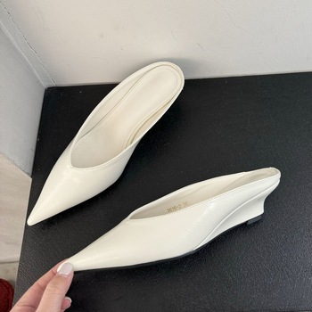 Ženske papuče s oštrim prstom i klinastim potpeticama – gumeni potplat, debljina potplata 4 cm, vanjski materijal: super vlakno, unutarnji materijal: umjetna koža, visina potpetice 3–4 cm