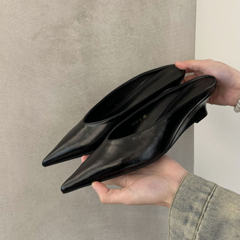 Ženske papuče s oštrim prstom i klinastim potpeticama – gumeni potplat, debljina potplata 4 cm, vanjski materijal: super vlakno, unutarnji materijal: umjetna koža, visina potpetice 3–4 cm