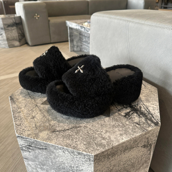Papučice s vunenim gornjim dijelom, ovčja koža za unutrašnjost, otvoreni prst, debeli potplat i iznimno visoke pete