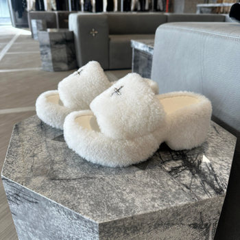 Papučice s vunenim gornjim dijelom, ovčja koža za unutrašnjost, otvoreni prst, debeli potplat i iznimno visoke pete