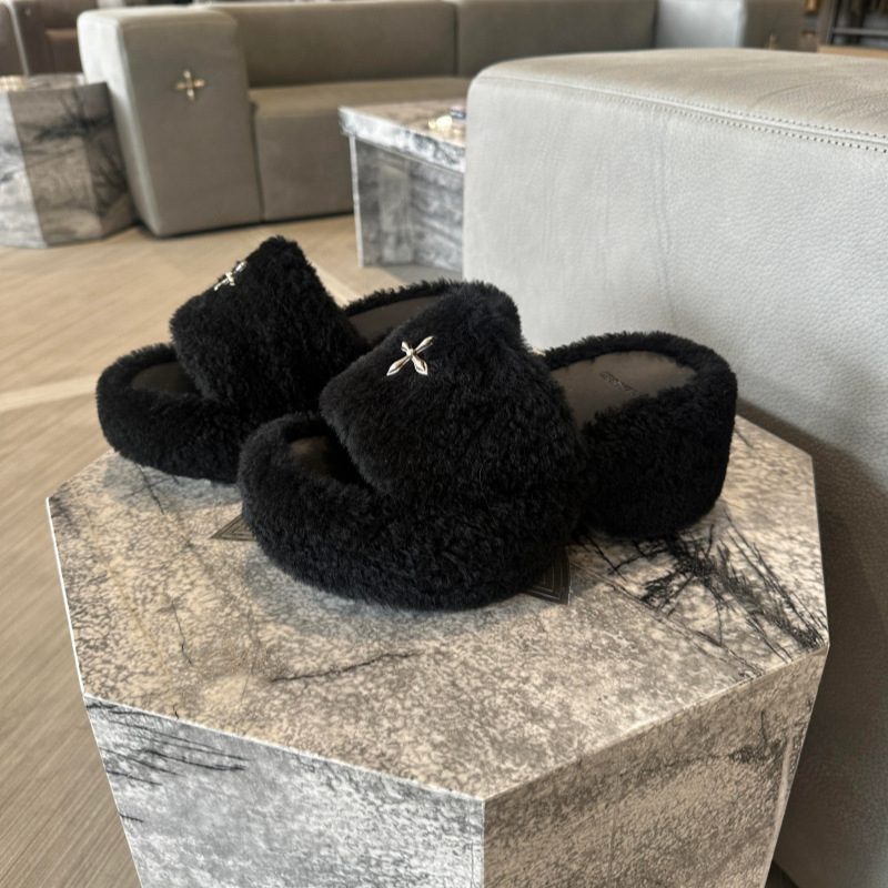 Papučice s vunenim gornjim dijelom, ovčja koža za unutrašnjost, otvoreni prst, debeli potplat i iznimno visoke pete