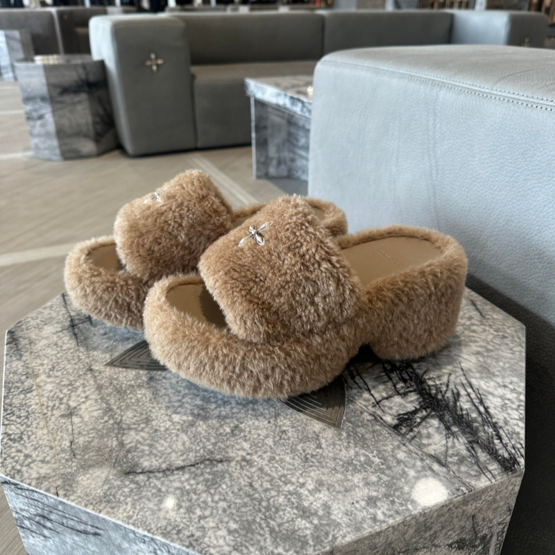 Papučice s vunenim gornjim dijelom, ovčja koža za unutrašnjost, otvoreni prst, debeli potplat i iznimno visoke pete