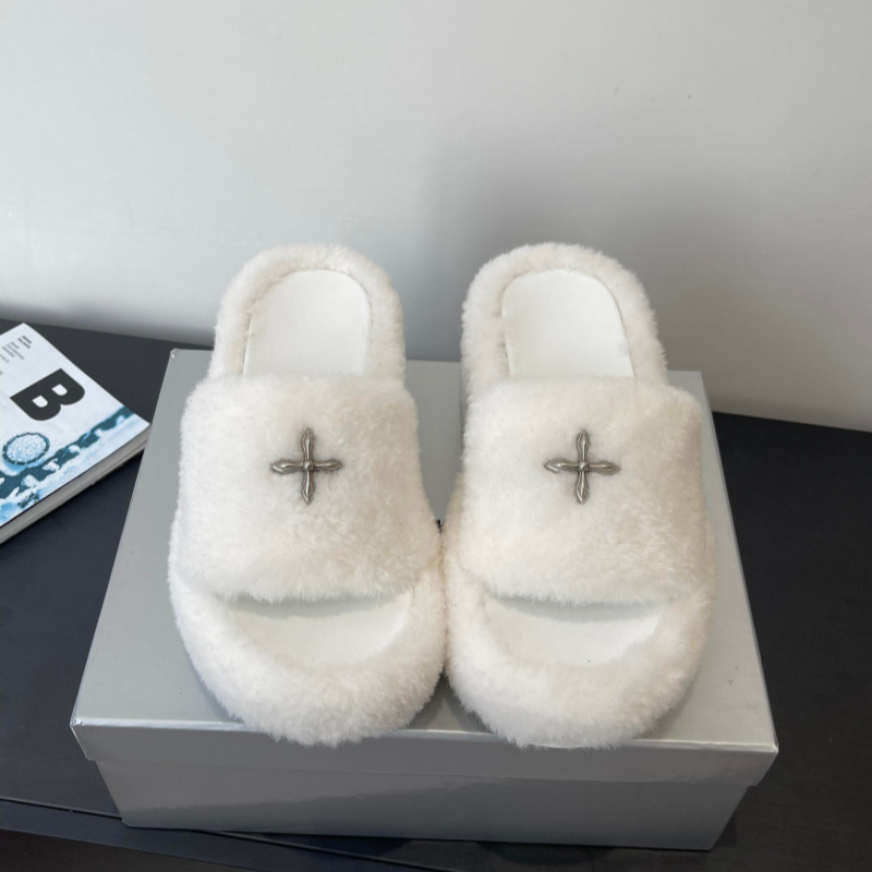 Papučice s vunenim gornjim dijelom, ovčja koža za unutrašnjost, otvoreni prst, debeli potplat i iznimno visoke pete