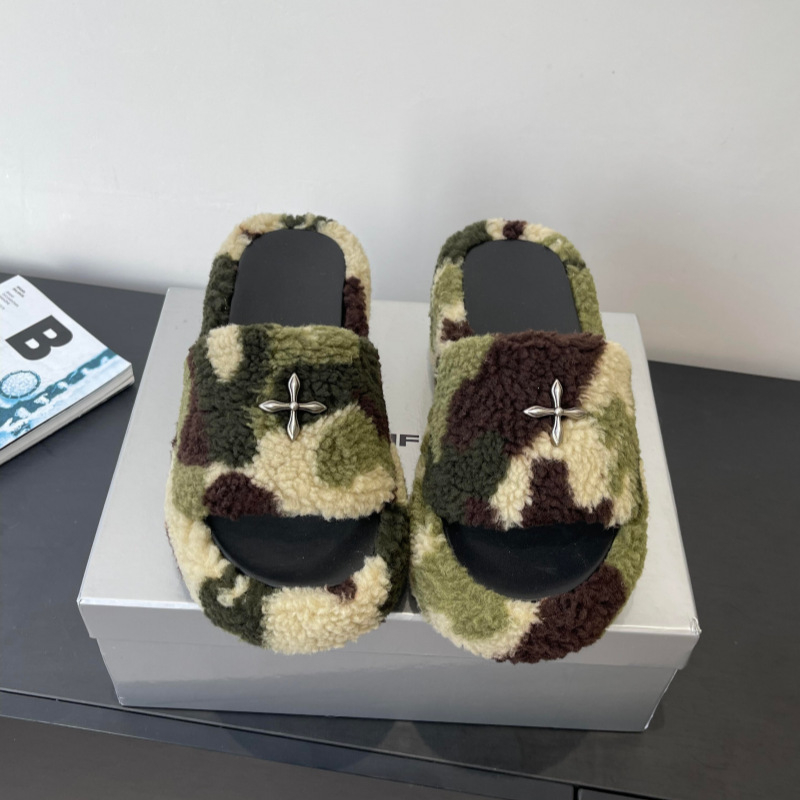 Papučice s vunenim gornjim dijelom, ovčja koža za unutrašnjost, otvoreni prst, debeli potplat i iznimno visoke pete