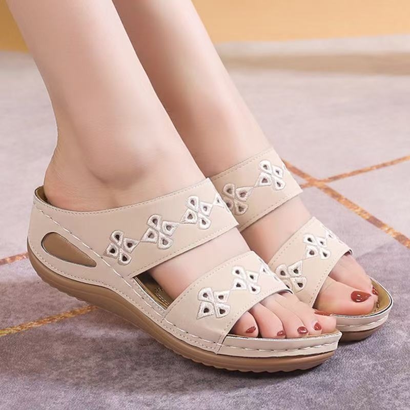 Ženske sandale s klinom, otvorena prednja stranica s prorezanim uzorkom, PU gornji dio, gumeni potplat, 3-5 cm visina klina, ljeto/proljeće/jesen