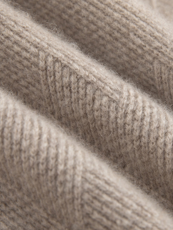 Пуловер от кашмир – 95% кашмир съдържание, плътно плетиво, кръгла яка, дълги ръкави, свободна кройка