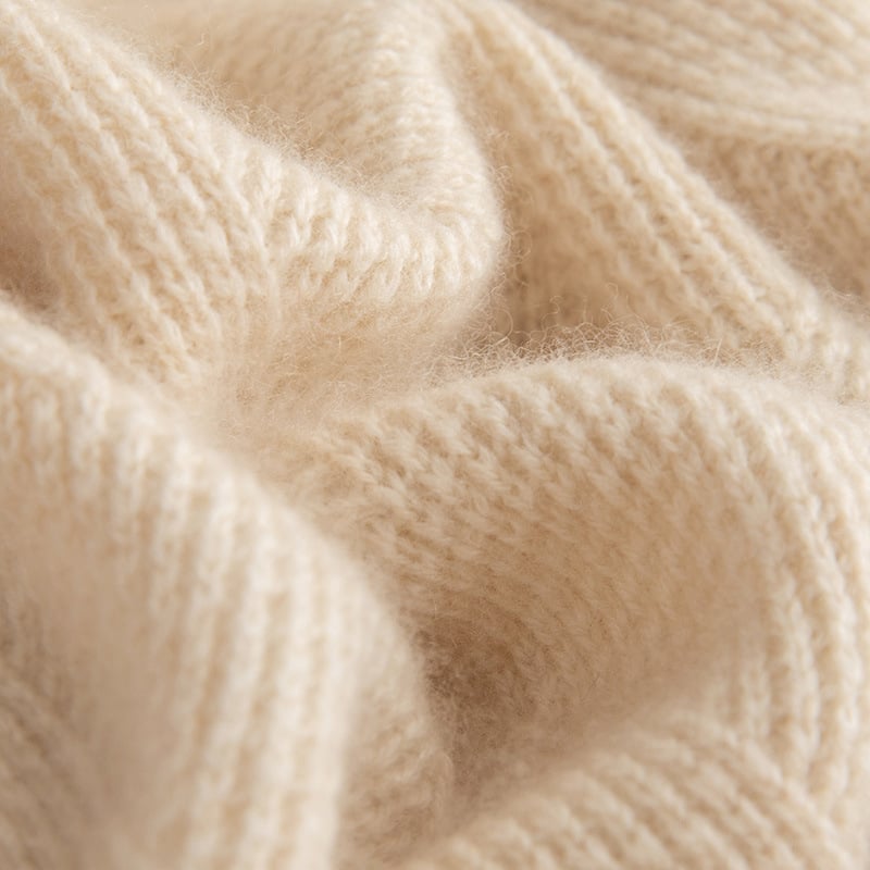 Пуловер от кашмир – 95% кашмир съдържание, плътно плетиво, кръгла яка, дълги ръкави, свободна кройка