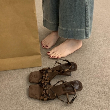 Сандали с една презрамка, леопардов принт, квадратен нос, клиновиден ток 3-6 см, закопчаване с една катарама