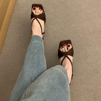 Сандали с една презрамка, леопардов принт, квадратен нос, клиновиден ток 3-6 см, закопчаване с една катарама