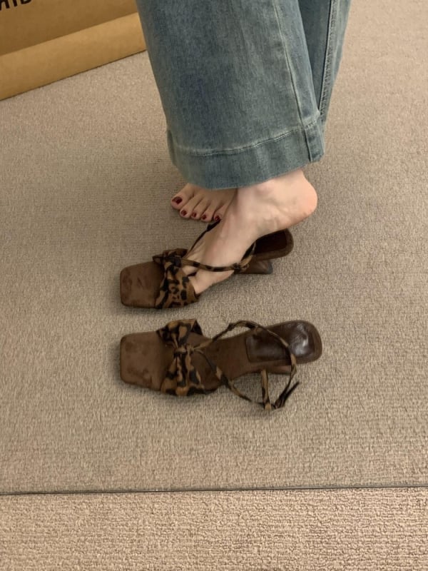 Сандали с една презрамка, леопардов принт, квадратен нос, клиновиден ток 3-6 см, закопчаване с една катарама