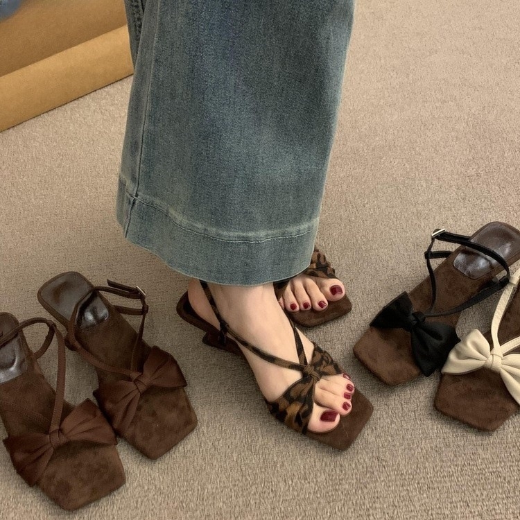 Сандали с една презрамка, леопардов принт, квадратен нос, клиновиден ток 3-6 см, закопчаване с една катарама