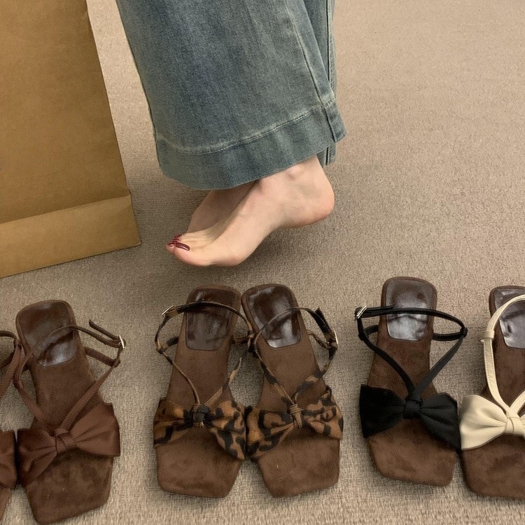 Сандали с една презрамка, леопардов принт, квадратен нос, клиновиден ток 3-6 см, закопчаване с една катарама
