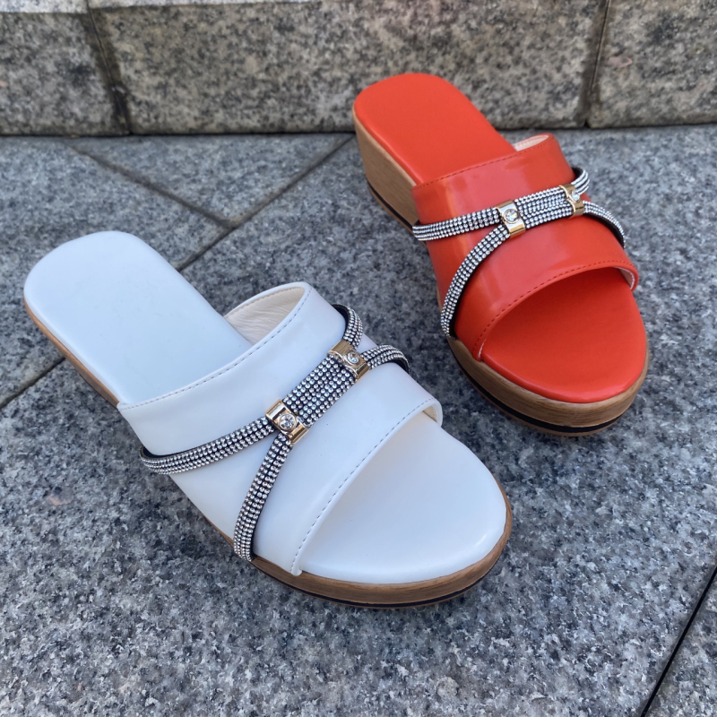 Ženske sandale s PU gornjim dijelom, gumeni potplat, slip-on, klinasti potpet 6–8 cm