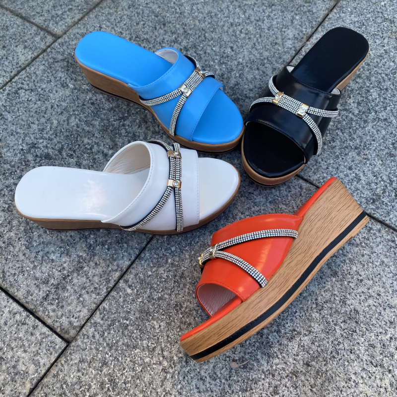 Ženske sandale s PU gornjim dijelom, gumeni potplat, slip-on, klinasti potpet 6–8 cm