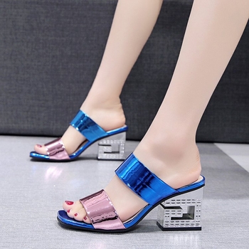 Ženske sandale s klinastim petom, color-block uzorak, PU gornji dio, gumena potplata, debljina đona 3–5 cm, visina potpetice 6–8 cm
