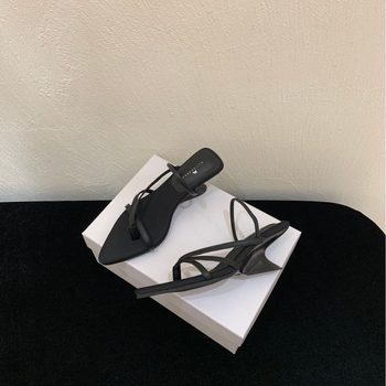 Koreai stílusú magasított szandál, hegyes orr, pánt a lábujjak között; felsőrész PU; belső PU; talp gumi; nyár 2025