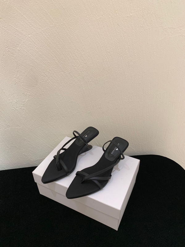 Koreai stílusú magasított szandál, hegyes orr, pánt a lábujjak között; felsőrész PU; belső PU; talp gumi; nyár 2025