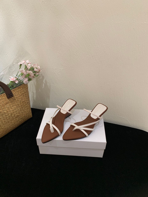 Koreai stílusú magasított szandál, hegyes orr, pánt a lábujjak között; felsőrész PU; belső PU; talp gumi; nyár 2025