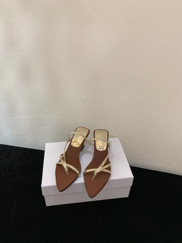 Koreai stílusú magasított szandál, hegyes orr, pánt a lábujjak között; felsőrész PU; belső PU; talp gumi; nyár 2025