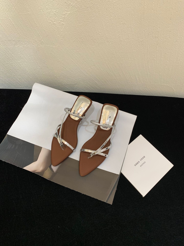 Koreai stílusú magasított szandál, hegyes orr, pánt a lábujjak között; felsőrész PU; belső PU; talp gumi; nyár 2025