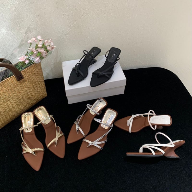 Koreai stílusú magasított szandál, hegyes orr, pánt a lábujjak között; felsőrész PU; belső PU; talp gumi; nyár 2025