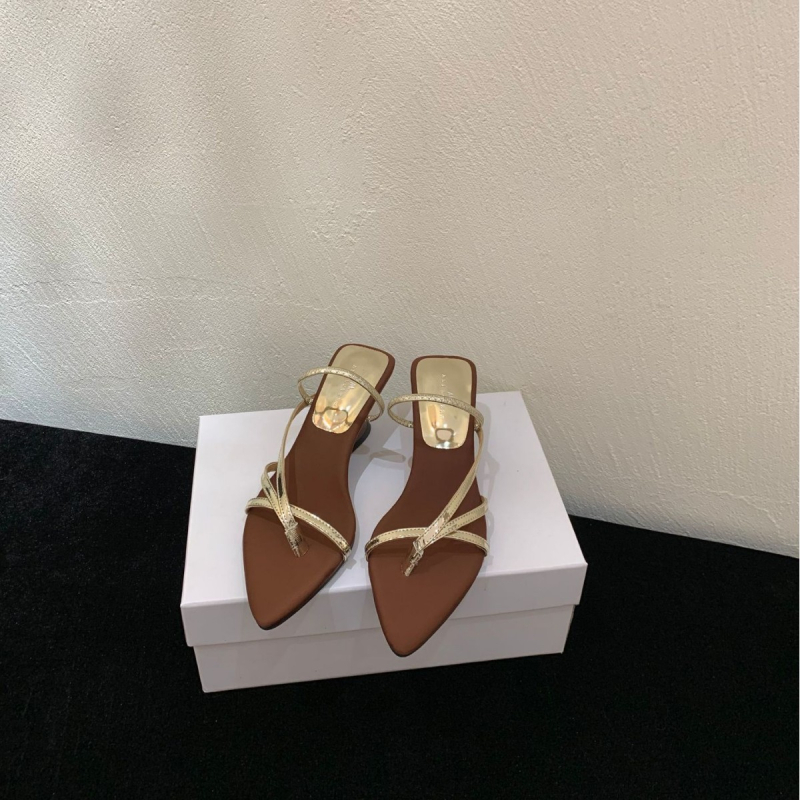 Koreai stílusú magasított szandál, hegyes orr, pánt a lábujjak között; felsőrész PU; belső PU; talp gumi; nyár 2025