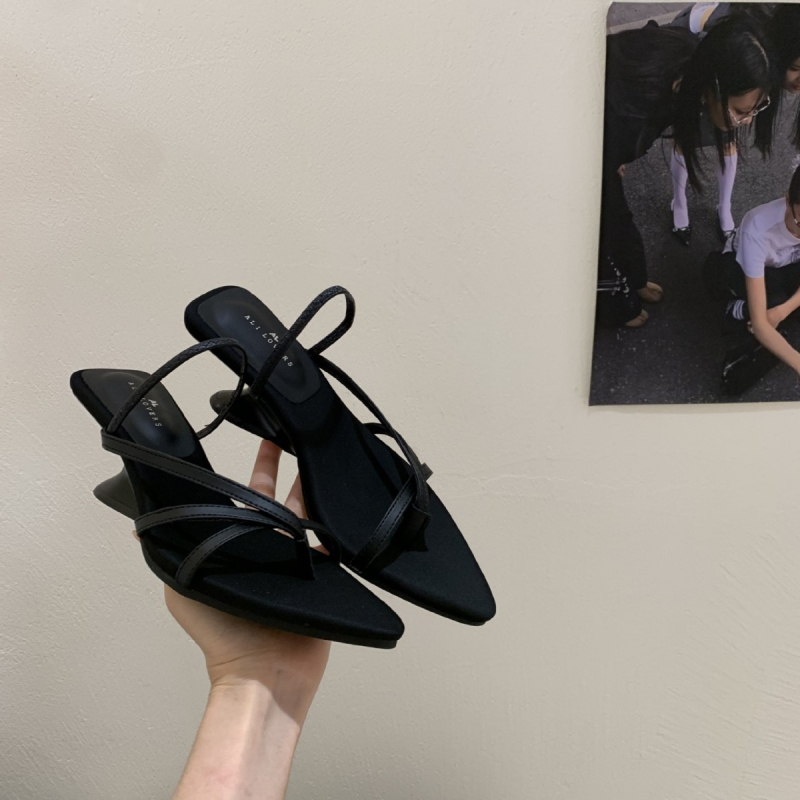 Koreai stílusú magasított szandál, hegyes orr, pánt a lábujjak között; felsőrész PU; belső PU; talp gumi; nyár 2025