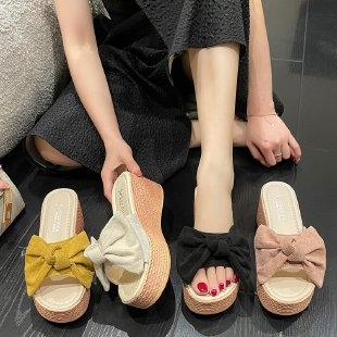 Ženske sandale u korejskom stilu s mašnicom i klinastim potpeticama (Gornji materijal: nubuk; Unutrašnji materijal: umjetna koža; Visina potpetice: 3–5 cm; Tip potpetice: klin; Debljina đona: 5–8 cm)