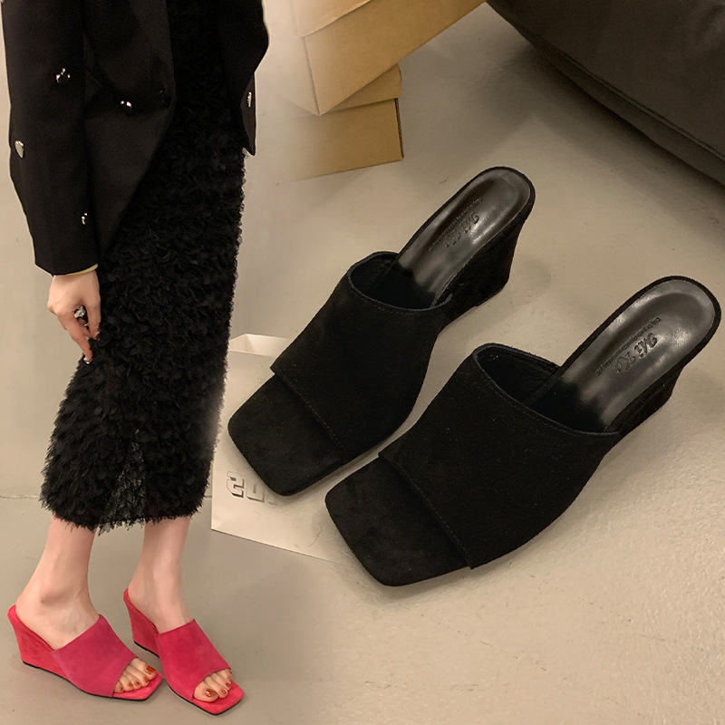 Platform szandál, PU felső rész, PU bélés, négyszögletes orr, gumi talp, nyár 2024