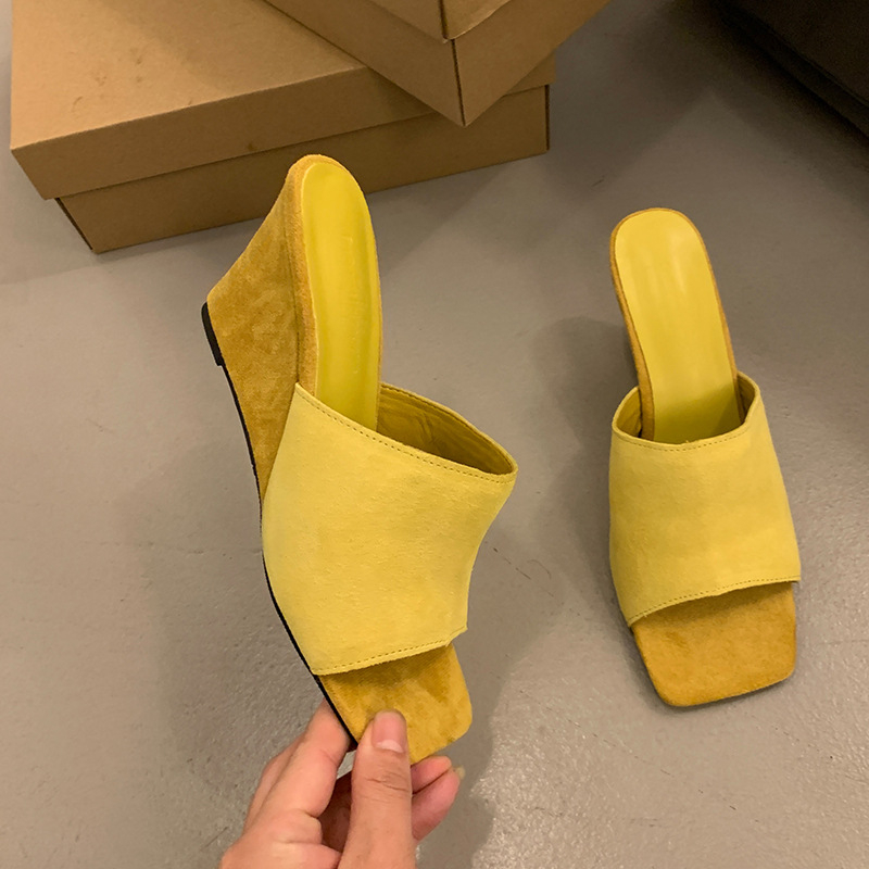 Platform szandál, PU felső rész, PU bélés, négyszögletes orr, gumi talp, nyár 2024