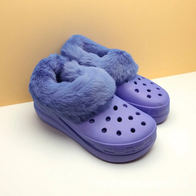 Ženske Crocs-stil sandale s plišastom podstavom i dizajnom rupa u obliku oblaka, 6 cm povećanje visine, EVA gornji dio i potplat, protuklizni potplat.