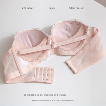 Bavlnená podprsenka s košíčkami 3/4, tvarované košíčky s tenkým horným dielom a hrubším spodným dielom, odnímateľné dvojité ramienka, zadné zapínanie na štyri rady háčikov