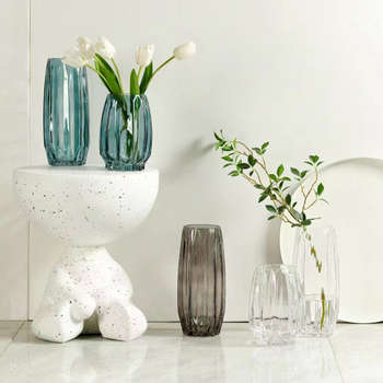 Стъклена ваза, минималистичен вертикално оребрен дизайн, прозрачна, подходяща за водни аранжировки в дневната