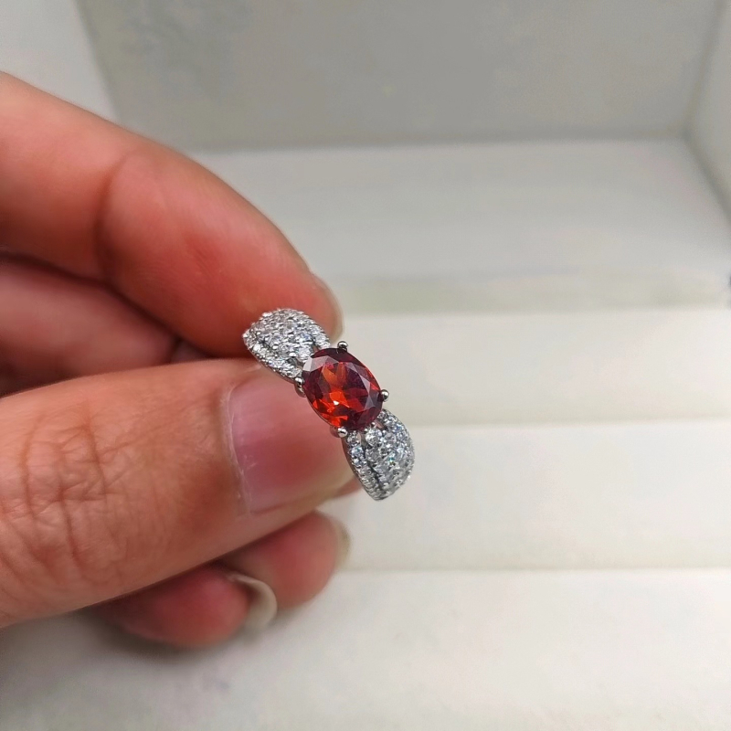 Prsten – jajoliki oblik, oval 6×8, simulirani moissanit, ugrađeni cirkoni, metalni nakit za žene