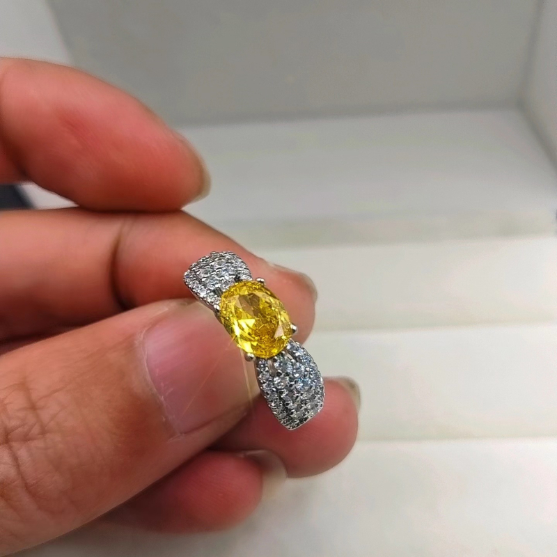 Prsten – jajoliki oblik, oval 6×8, simulirani moissanit, ugrađeni cirkoni, metalni nakit za žene