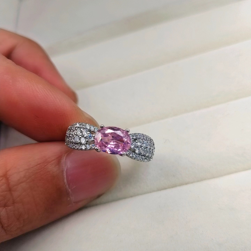Prsten – jajoliki oblik, oval 6×8, simulirani moissanit, ugrađeni cirkoni, metalni nakit za žene