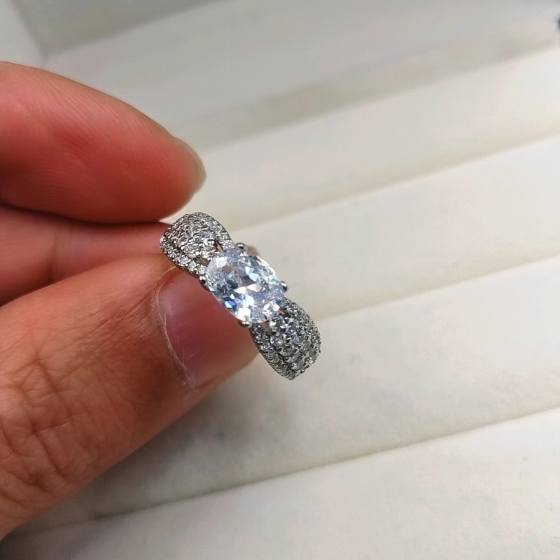 Prsten – jajoliki oblik, oval 6×8, simulirani moissanit, ugrađeni cirkoni, metalni nakit za žene