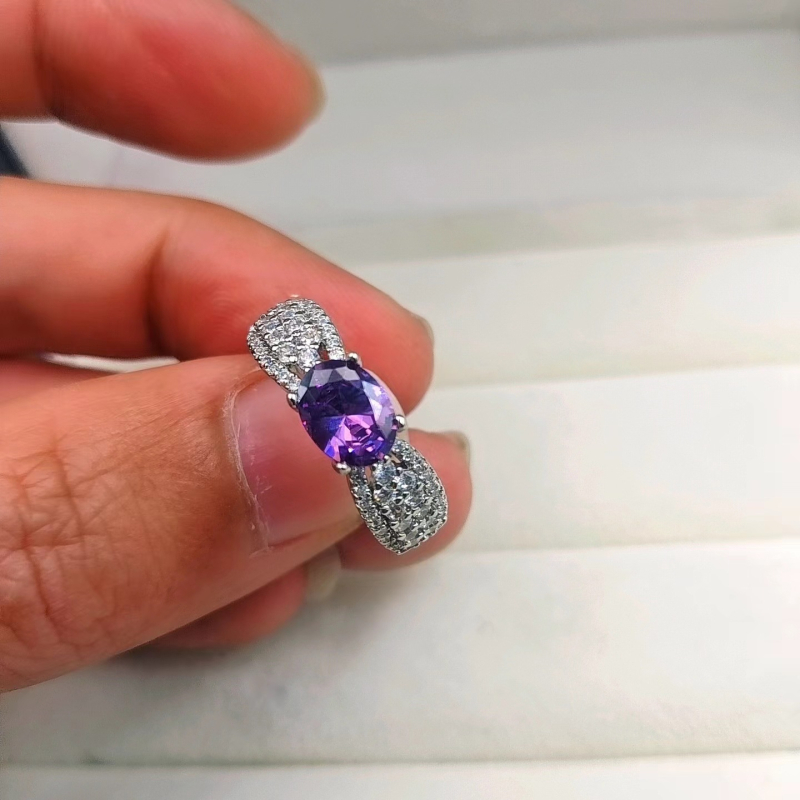 Prsten – jajoliki oblik, oval 6×8, simulirani moissanit, ugrađeni cirkoni, metalni nakit za žene